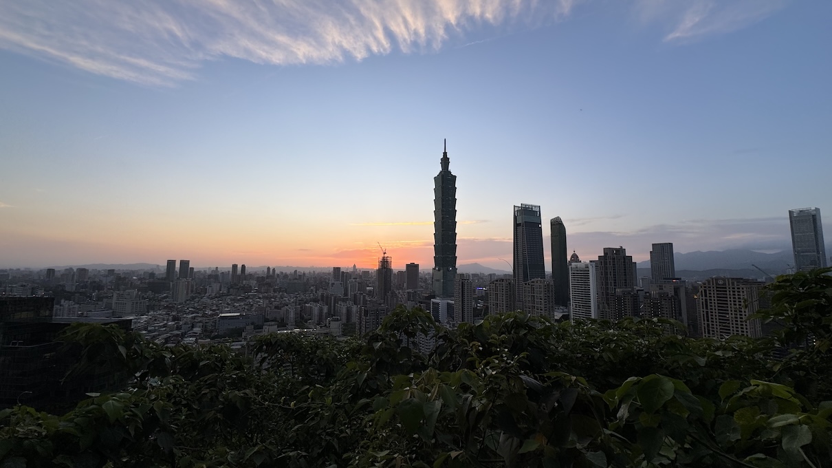 Taipei 101 seen from indoors during an earthquake article.
