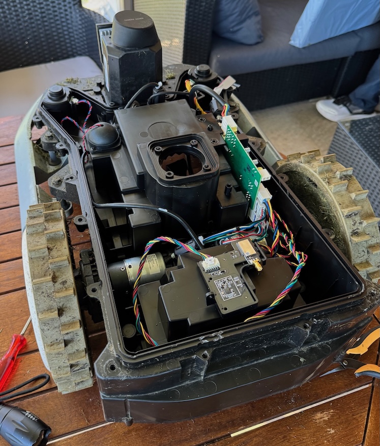 Interior of the robotic lawn mower